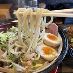 拉麺 えぼし - 麺はこちらの自家製麺。外側がモチっとしつつ中心部にはしっかりコシがあります。