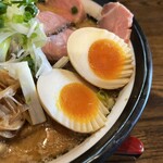 拉麺 えぼし - 煮卵にも飾り切りが入ってます。