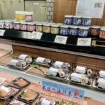 上町 池澤本店 - 棚の上のかつお煮の瓶詰めもすごくおいしいです