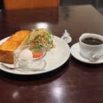 カフェグロウ - 厚切りトーストのモーニング＋ミニサラダ