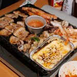 新大久保韓国横丁 海鮮ポチャ ヨスバンバダ - サムギョプサルバター海鮮焼き