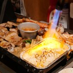 新大久保韓国横丁 海鮮ポチャ ヨスバンバダ - サムギョプサルバター海鮮焼き