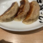 松戸富田麺業 - 餃子は一つが普通の倍サイズ