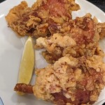 中華食源 東昇 - 衣がカチカチの味のない唐揚げ