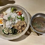 SPICE GATE - モーニングメニュー(7:30〜11:00)京風スパイス朝定食鶏キーマと魚介出汁のカレー カレーリーフ香る魚介出汁カレー¥1280