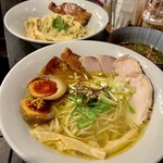 Menya Sou - 手前 塩らぁめんトッピング全部のせ　奥 醤油つけめん