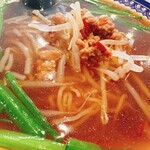 Kakouen - 鶏ガラベースのピリ辛スープは食欲をそそりますねえ、ニラも嬉しい