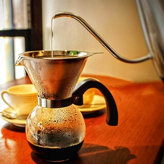 目の前で香りを楽しみながらハンドドリップするコーヒー