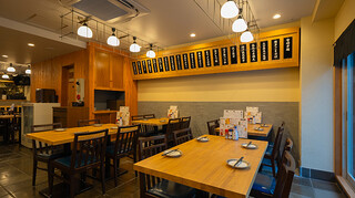 Kyuushuu Sakaba Hitoboshi - 明るい空間のテーブル席