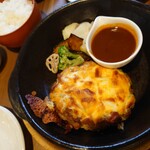 セカンド キッチン ハマ - チーズハンバーグ。チーズカリカリ、お肉ジューシー柔らかめでご飯が進む！お米は新米だったのかな？甘くておいしかった。