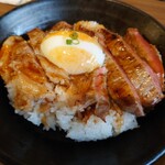 セカンド キッチン ハマ - ステーキ丼160g。お肉柔らかでいくらでも食べられそう。