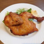 セカンド キッチン ハマ - 鳥の半身揚げ。中はジューシーで、胸肉もパサパサしないのすごい！