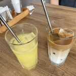 レストラン ブル - パイナップルジュースとカミさんのカフェオレ。普通逆ですね