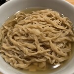 自家製麺 ロビンソン - 鰹昆布水に浸かる麺