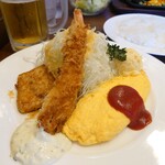 レストラン カタヤマ - カジキのソテー、エビフライ、オムレツと贅沢な盛り合わせ。えびプリプリ〜