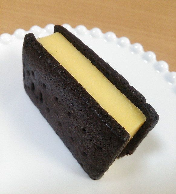 ほろ苦クッキーとチーズが絶妙 まっ黒チーズサンド By 兎印 シューマン Chouman 春日町 ケーキ 食べログ