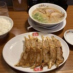 Gyouza No Oushou - こってりラーメン、生姜餃子、ご飯(中)。