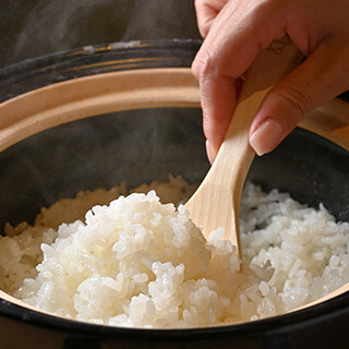 奢华的温泉水煮成的，最高级纯米“龙之瞳”的极品砂锅饭