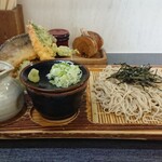 生そば 紅葉亭 - 天ざるそば ¥1300※天ざるには季節限定ヤマベのサービス。使用する野菜は無農薬。