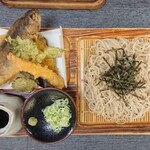 生そば 紅葉亭 - 天ざるそば ¥1300※天ざるには季節限定ヤマベのサービス。使用する野菜は無農薬。