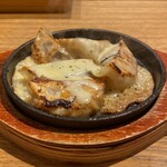 餃子dining ウッシッシ - 鉄板チーズのせぎゅうざ