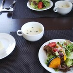 ラ ビストリア - サラダ、フォカッチャ、トウモロコシのポタージュ、水。