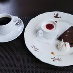 LA BISTORIA - ココアとリンゴのシフォンケーキ、紅茶のパンナコッタ、珈琲。