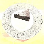 炭火焙煎珈琲・凛 - 海の泡や飛沫をイメージした、エキュム プラティーヌのケーキ皿。ガトーショコラの写りは犠牲になった。