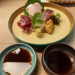 割烹 白鷹 - お造りです。生姜とワサビ用に二種類の醤油の小皿が用意されました