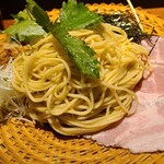 やぶき - 冷やし中華(税込900円)
            麺は小麦の甘みがあり、しっかりとしたコシのあるタイプで喉越しも良いが、つゆに塩辛さを感じ、残念なことに塩辛さがその他の部分の繊細さを打ち負かしている様に感じました