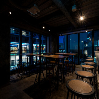 Both a bar and Izakaya (Japanese-style bar) ♪ The chic and monochrome space is perfect for a night in Ebisu