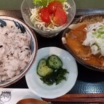 Oshokuji Dokoro Nari - ホルモン味噌煮に中ライス。ホルモンは柔らかく煮込まれており、ピリ辛の味噌味はクセになる。