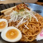 らーめんふぁくとりー のすけ - つけのすけ 赤 麺接写