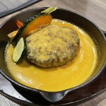 上野の森スモークダイニングGAGA - 燻製ハンバーグ  ~チェダーチーズソースで~