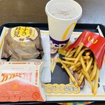 マクドナルド - お客様、ハッピーセットの飲み物と
            オモチャはどうなさいますか？
            え〜っとオモチャは何が…いやハッピーセット？
            頼んでませんよ！（実話）