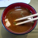 Wafuu Youshoku Hiyoshi - ◯お味噌汁
                      薄味気味で鰹節の出汁感ほんのりで美味しい味わい
                      豆腐とネギの具材となる