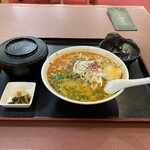 Hoterukyabinasu Fukuoka Resutoran - 坦々麺＋ご飯　1111円