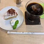 La capi - アイスコーヒー∶400円、和栗のタルト∶500円