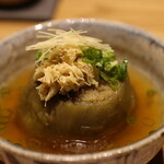 Washoku To Sake Haretoke - 煮物：揚げ、油抜きし、出汁を含ませた米茄子に蟹のとも和えと薬味を。かなり大振りで、お腹にずっしりだけど美味しいから食べちゃう…