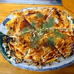 好 - 料理写真:◯お好み焼き
水分を鉄板焼きでキチンと飛ばし
カリッとした食感のソース味の焼きそば

コンガリと香ばしいお好み焼きの皮

鉄板に玉子を割って落とし黄身を潰して
器用にお好み焼きの大きさに広げてる