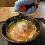 らーめん 幕末 - ◯◯◯醤油をかける