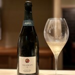 多仁本 - わ、私をどうするつもり？と聞きたくなります(^^)
      さらには、マルゲのシャーマン。
      こちらは幾分ふくよか。かすかなナッツ感もあって、ゆっくり向き合いたくなるシャンパーニュ。