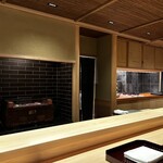 多仁本 - 以前は手狭だったカウンター内は、見事に動線が取れて、皆さん動きやすそう。