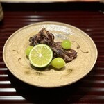 多仁本 - ■すっぽんの醤油麹焼き
      このすっぽんもまた、堪らない美味しさよ。
      醤油麹の旨味も素晴らしく、わしわしと齧りつきました。