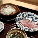 多仁本 - ■鯖のしゃぶしゃぶ
      これまた定番のしゃぶしゃぶ。鯖は初めてだなぁ。
      脂乗り控えめ、赤身の旨さがギュッと凝縮します。