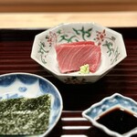 多仁本 - ■鮪
      長芋と一緒に海苔で巻く、多仁本スタイルは変わらず。