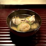 多仁本 - ■シラカワ　焼き蓮根餅
      明らかに仕立てが変わったお椀。
      吸い地が柔らかくなって、白甘鯛自体の美味しさが引き立ちます。