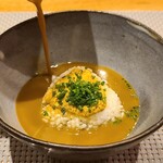 フィエルテ - 超濃厚スープを注ぎ入れて焼きおにぎり 魚介スープリゾットの完成