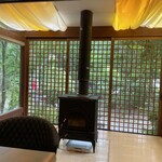 甘味茶屋 安久里 - 半個室には暖炉があります