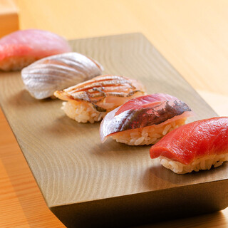 Authentic Edomae sushi that evokes the sense of the season with fish, served as an selection course.